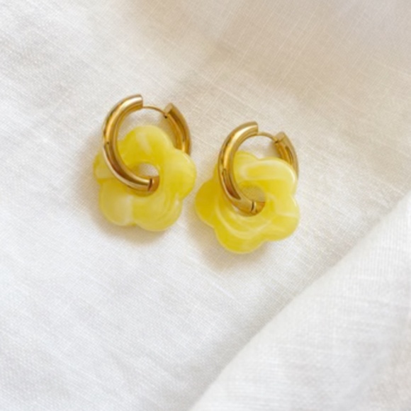*NEW* 18K Gold Plated Stainless Steel Drop Flower Acrylic Hoop Earrings (YELLOW) - Picture 3 of 7